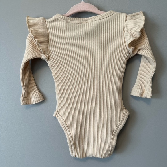 Adorable ruffle ribbed bodysuit - Picture 2 of 2